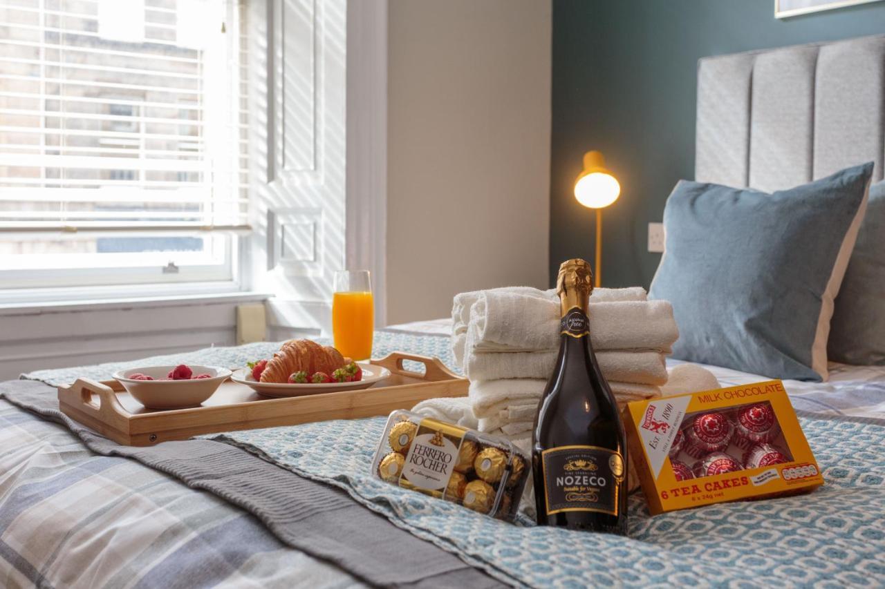 Stylish 2Bed Apartment Underneath Edinburgh Castle Edimburgo Exterior foto